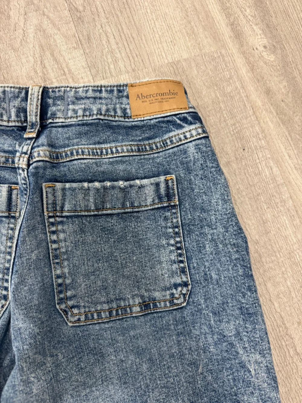 abercrombie kids Washed Blue High Rise Balloon Jeans, size 7-8